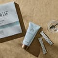 balení Body cream The Recipe položené u krabičky s kolagenem The Solution