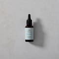 lahvička denního séra The Recipe Day Serum na šedém podkladu
