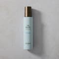 čistící gel The Recipe Cleanser na šedém pozadí