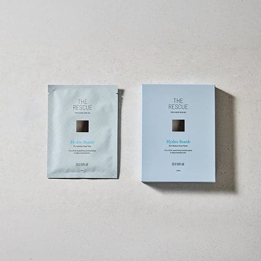 krabička a maska The Hydro Bomb ležící na stole