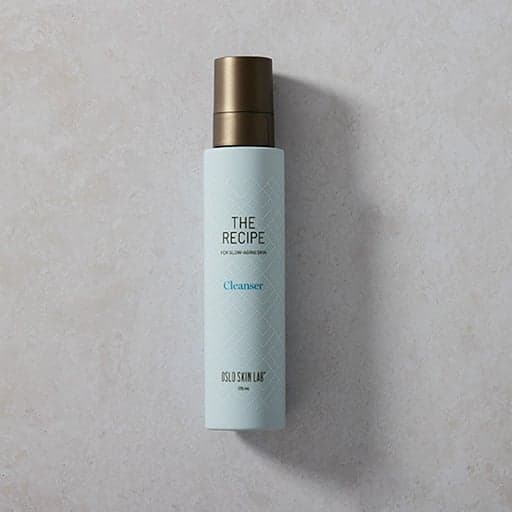 čistící gel The Recipe Cleanser na šedém pozadí