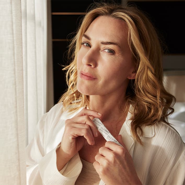 Ambasadorka Oslo Skin Lab-Kate Winslet drží v rukou sáček kolagenu The Solution