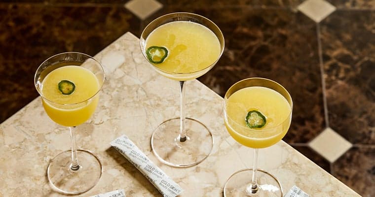 koktejl spicy mockaritha obsahující kolagen The Solution stojí na stole ve skleničkách na martini