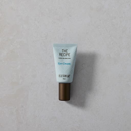 balení očního krému The Recipe Eye Cream na šedém podkladu