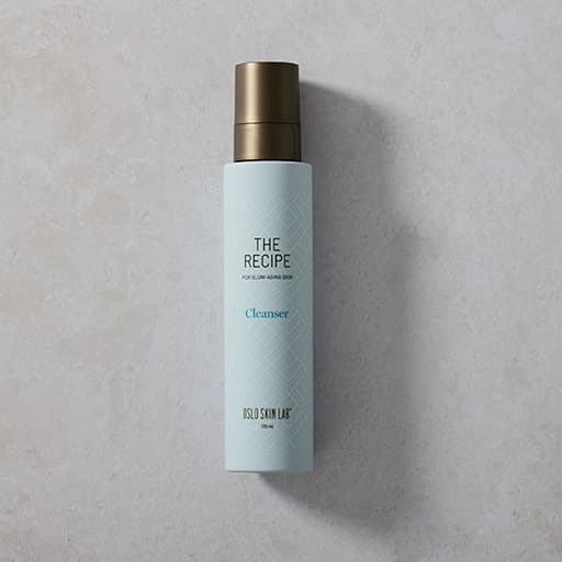 čistící gel The Recipe Cleanser na šedém pozadí