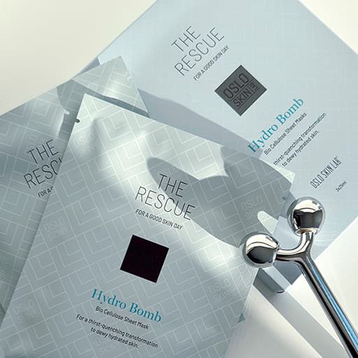 maska The Hydro Bomb ležící na stole s dalšími kosmetickými pomůckami