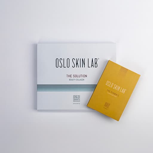 krabička vitamínu C položená na krabičce The Solution kolagenu