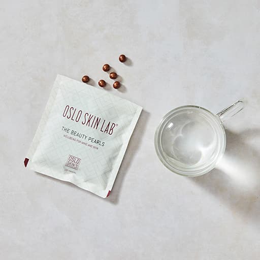 The Beauty Pearls tobolky s vodou na stole