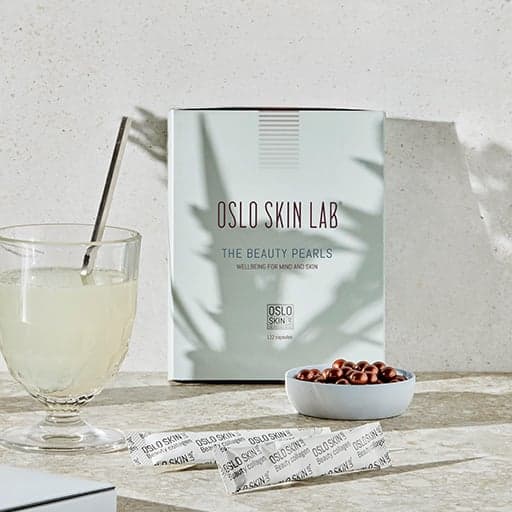 The Beauty Pearls tobolky s kolagenem na stole