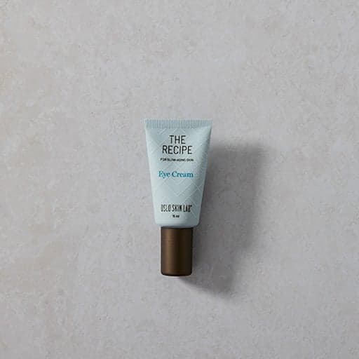 balení očního krému The Recipe Eye Cream na šedém podkladu